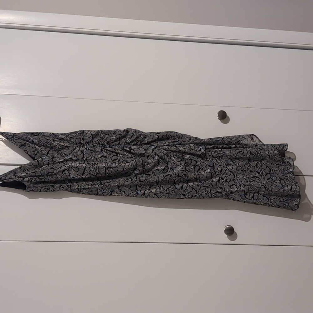 ASTR Black Floral Ruched V-Neck Sleeveless Midi Dress Metallic Size Small - Picture 4 of 10